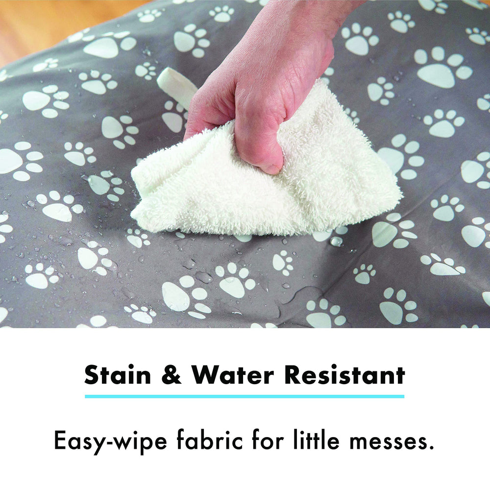 Mommy Leche cover shows water-resistant fabric to protect pillows during messes.