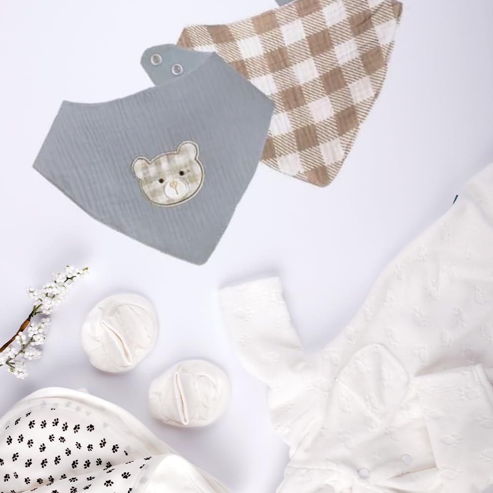 MON AMI bib featuring double snap adjustable closure for growing babies