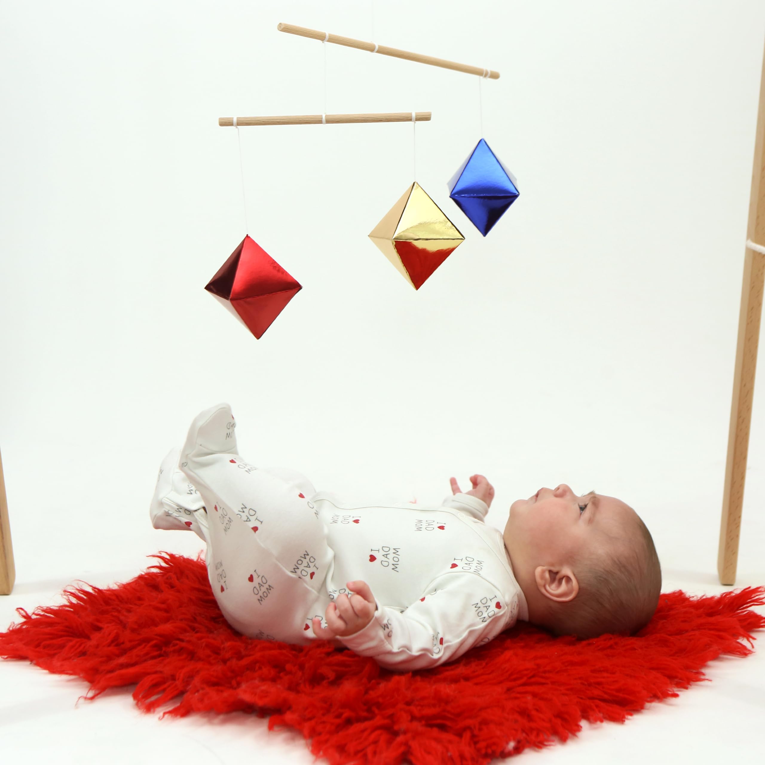 Montessori Baby Mobile Set Gobbi – balanced design aids smooth visual tracking.