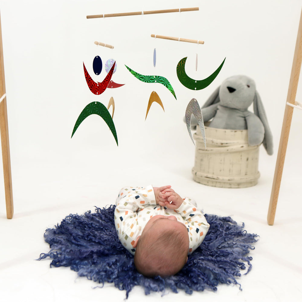 Montessori Baby Mobile Set Rainbow – colorful motifs stimulate early visual interest.