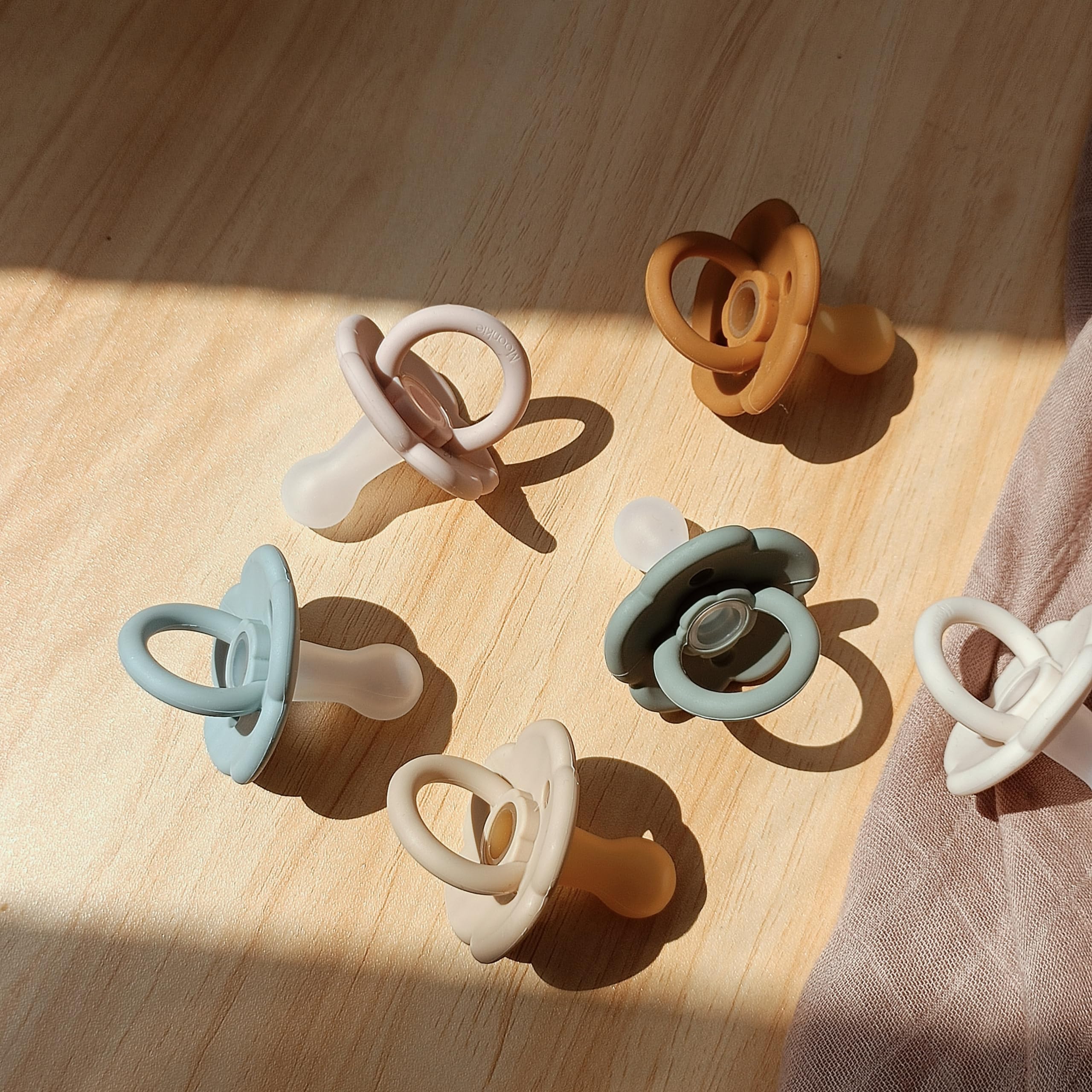 Moonkie silicone surface stays dust-free for quick cleaning and care.
