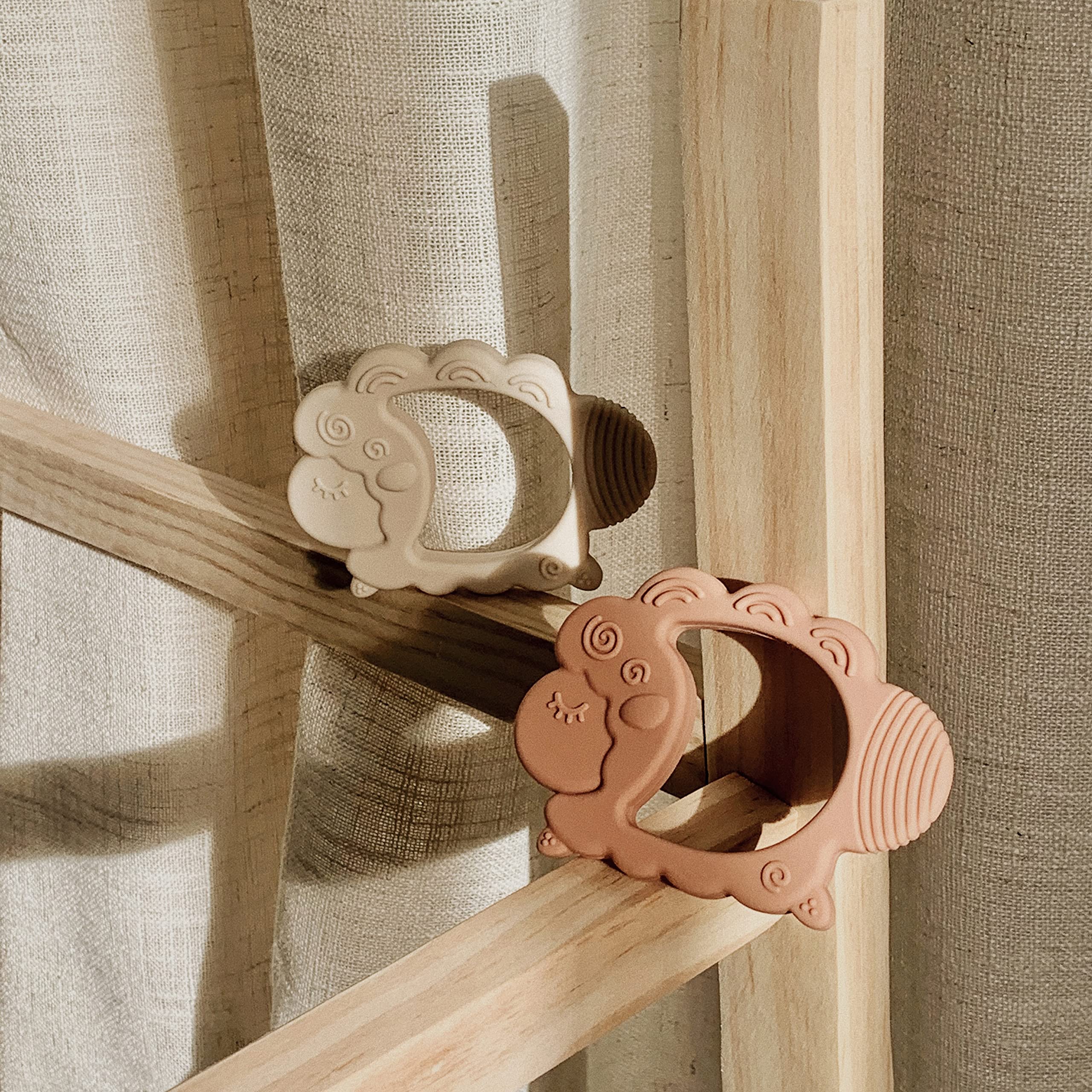 Moonkie Lamb teether’s easy-clean surface resists dust and hair buildup.