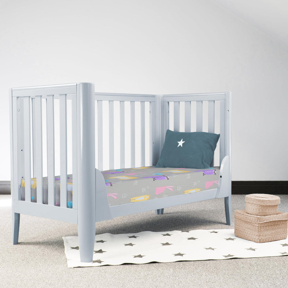 Moonybaby crib sheets in unisex gray print suitable for boys and girls.