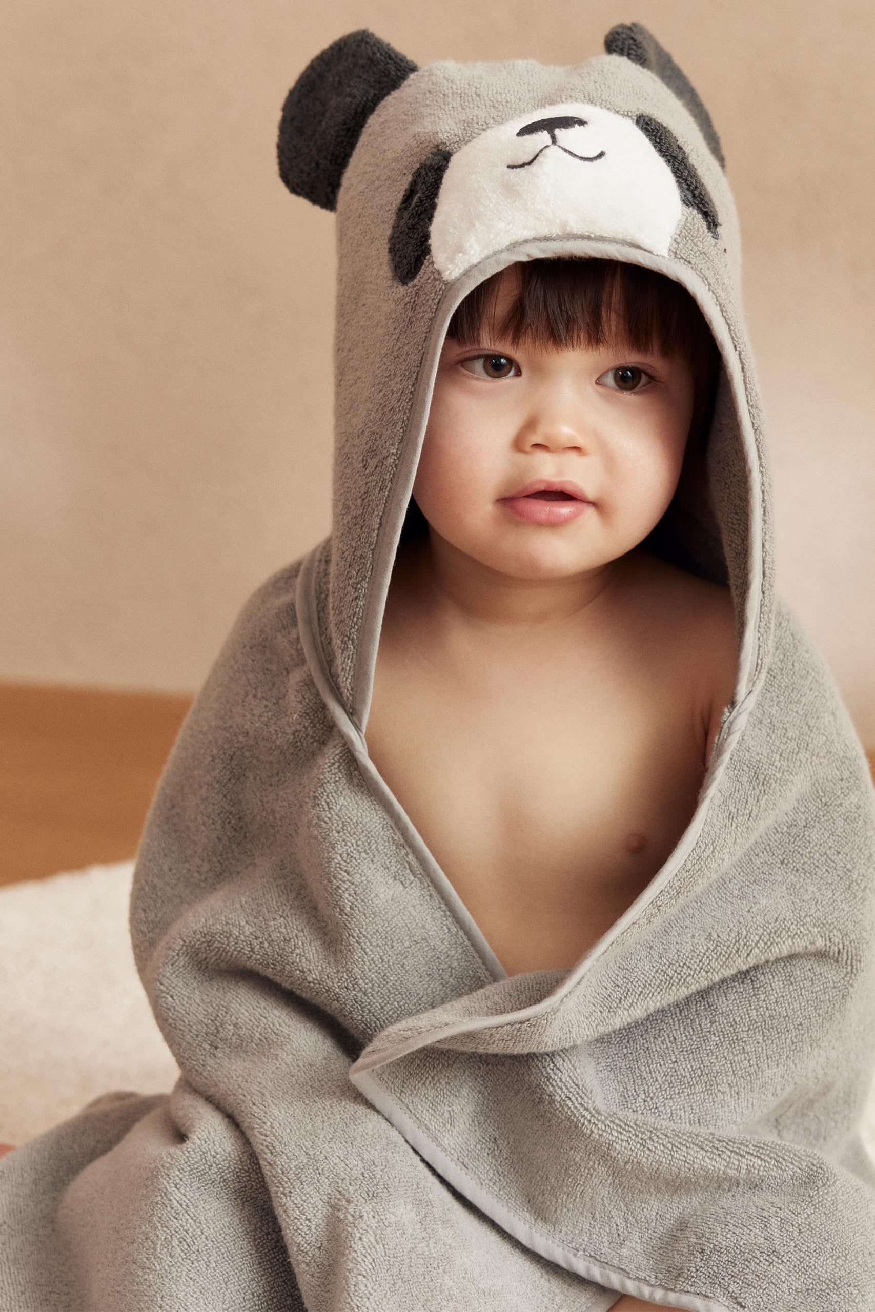 Kid-friendly MORI towel in grey, versatile one-size for travel use