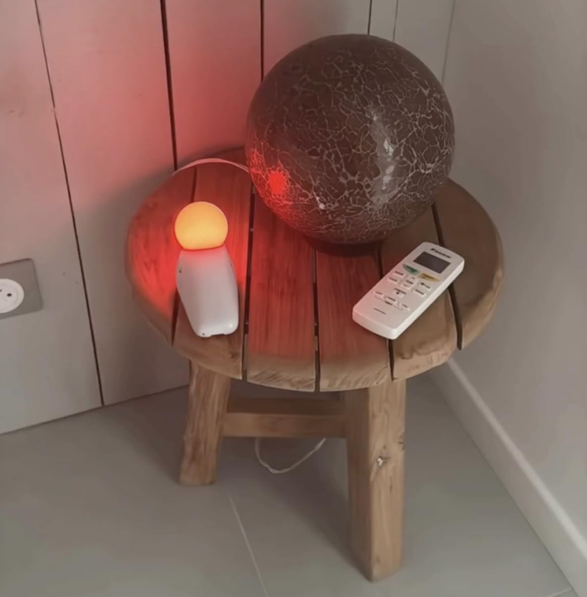 Motorola Nursery S1 simple controls simplify quick bedtime setup.