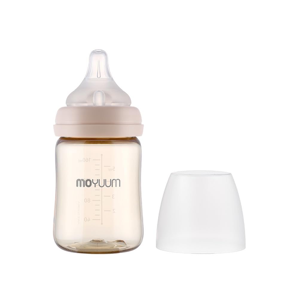 MOYUUM PPSU bottle with slim grip for easy one-handed feeding.