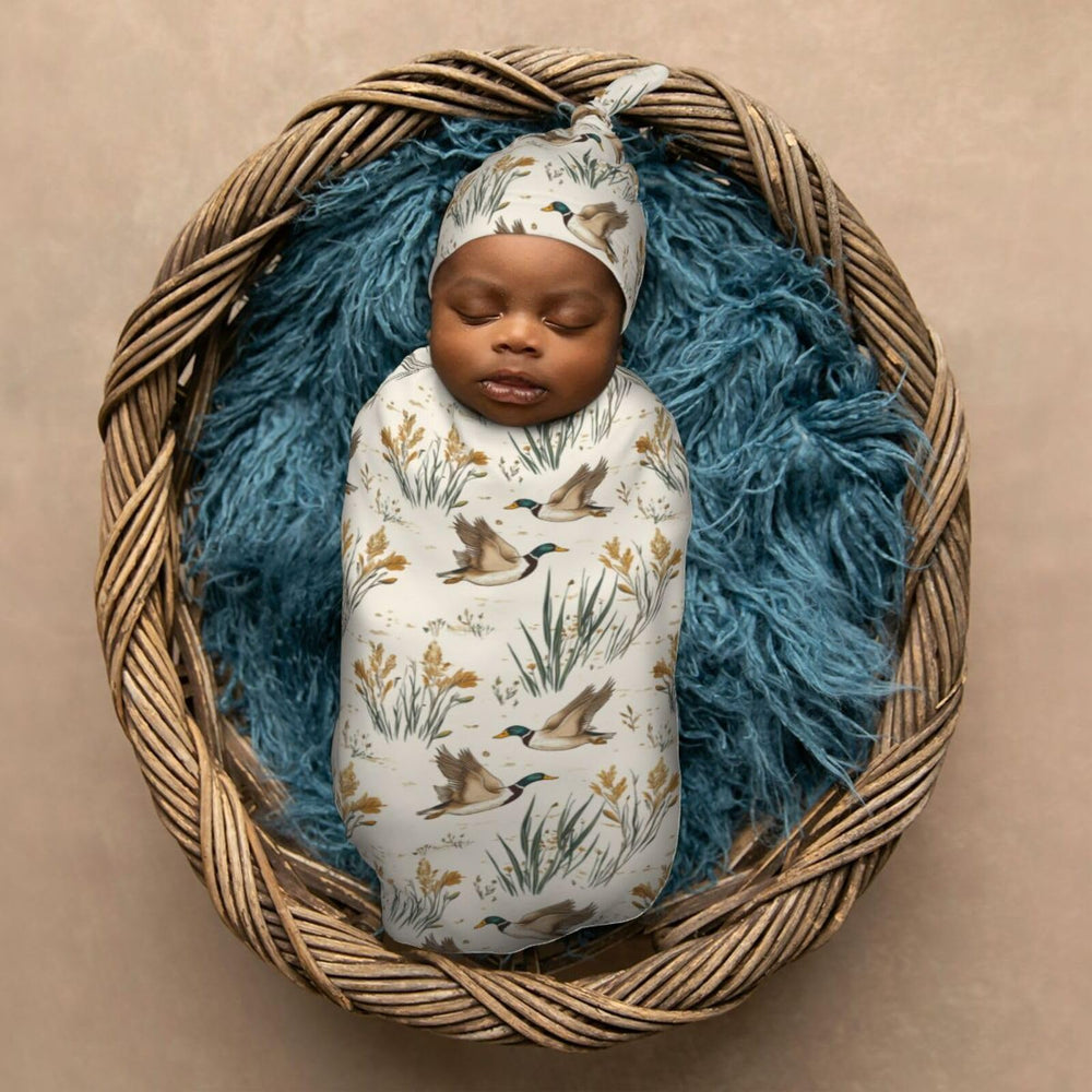 Muishi swaddle edge is smooth, no zippers or snaps for gentle touch.