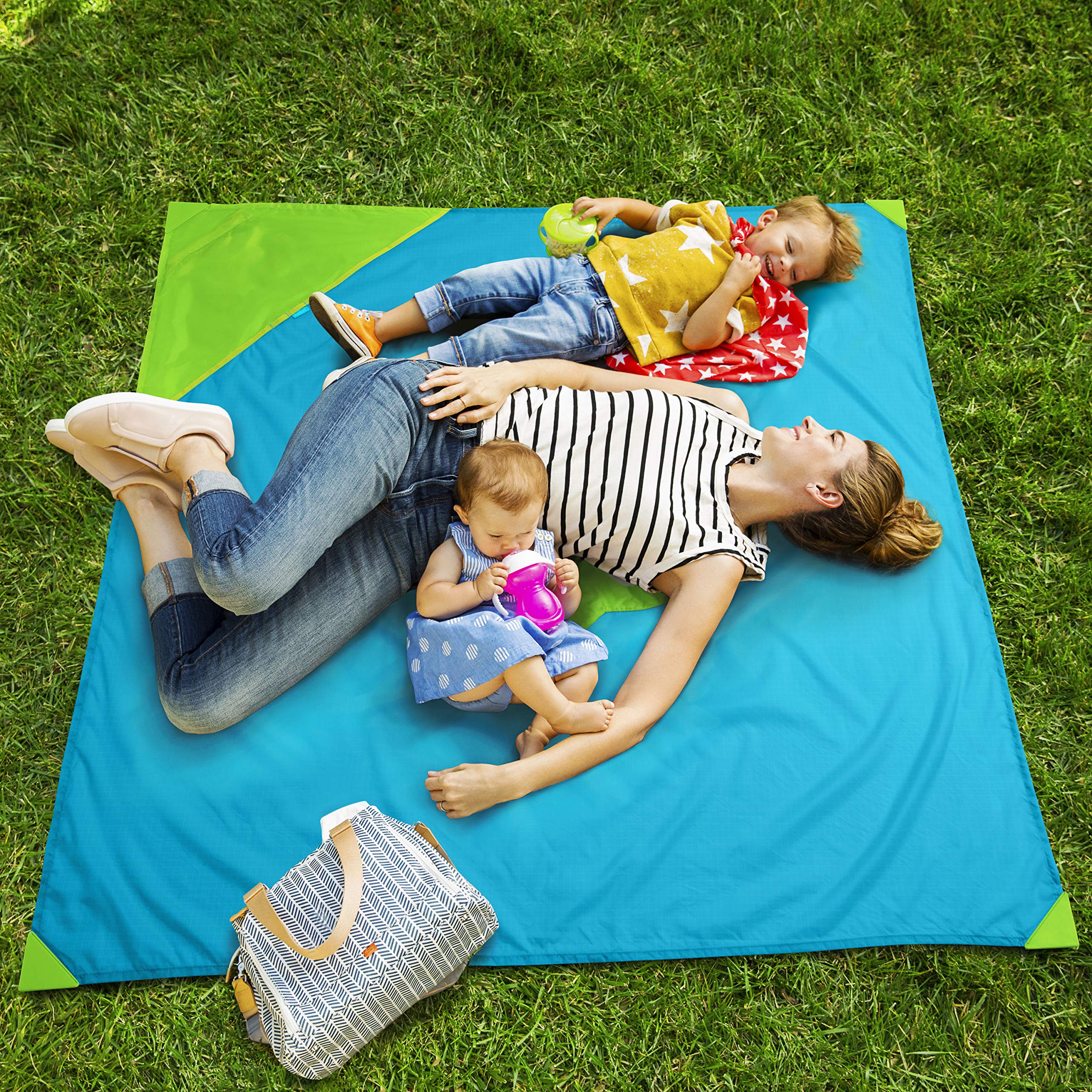 Munchkin Brica Go Play 58x58 inch surface ideal for outdoor picnics