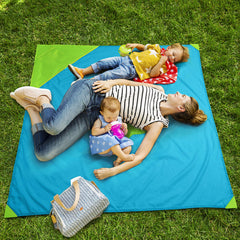 Munchkin Brica Go Play 58x58 inch surface ideal for outdoor picnics