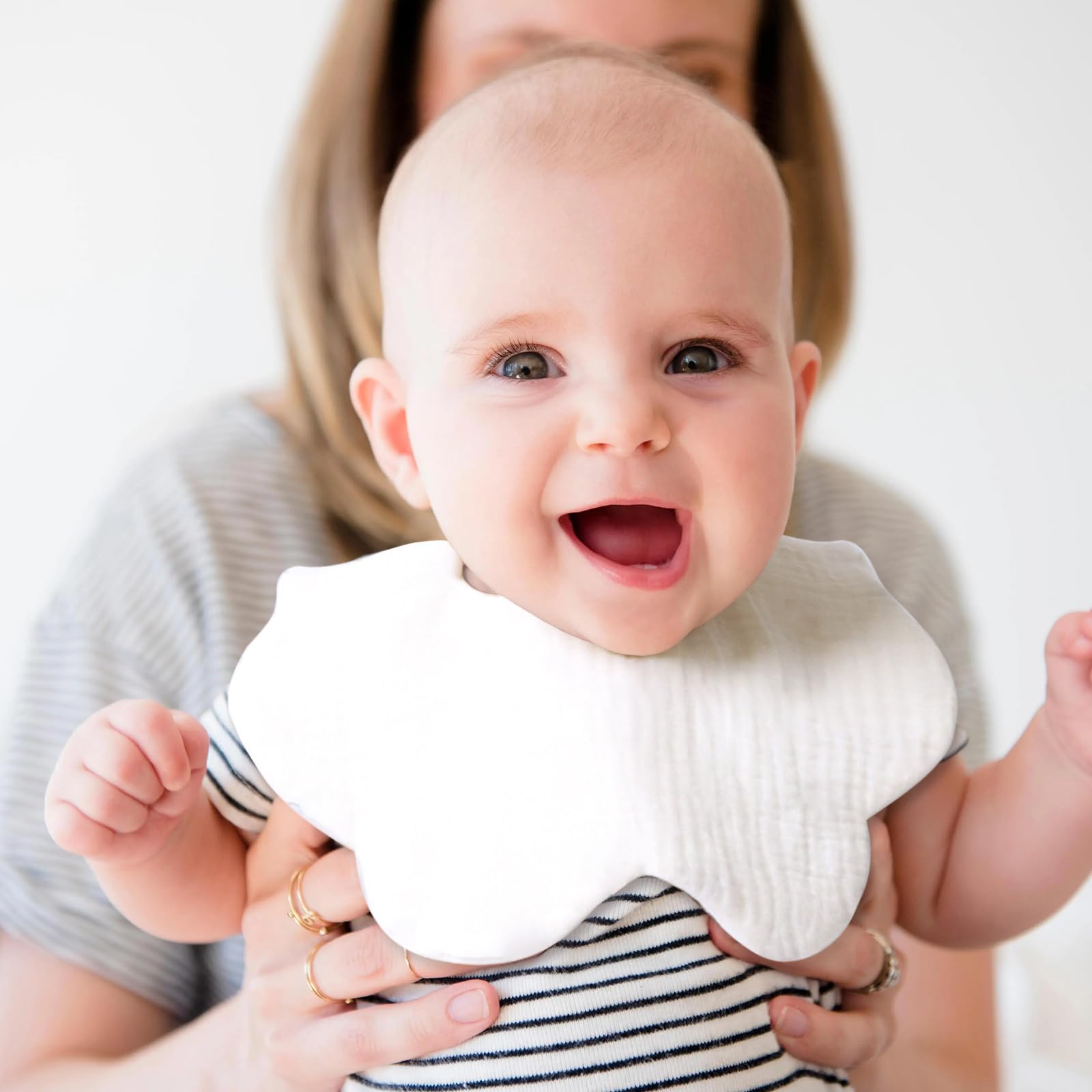 MUSBUY dining bib helps keep outfits clean during teething.