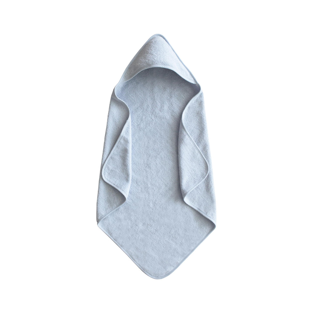 Mushie baby hooded towel in baby blue close-up, soft organic cotton for delicate skin.