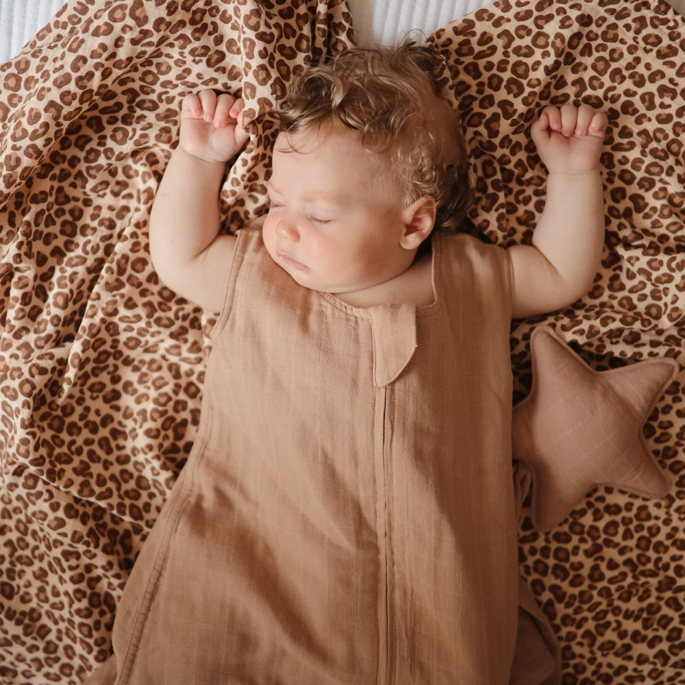 Mushie wearable blanket 0.5 TOG offers breathable warmth for cooler nights.