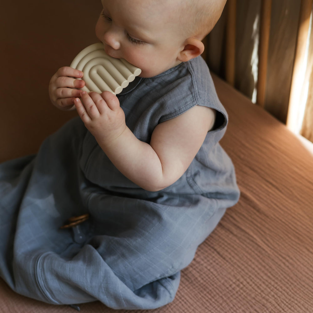 Mushie blue size-range graphic illustrating infant sizing 10-18 pounds (23 to 26 inches).