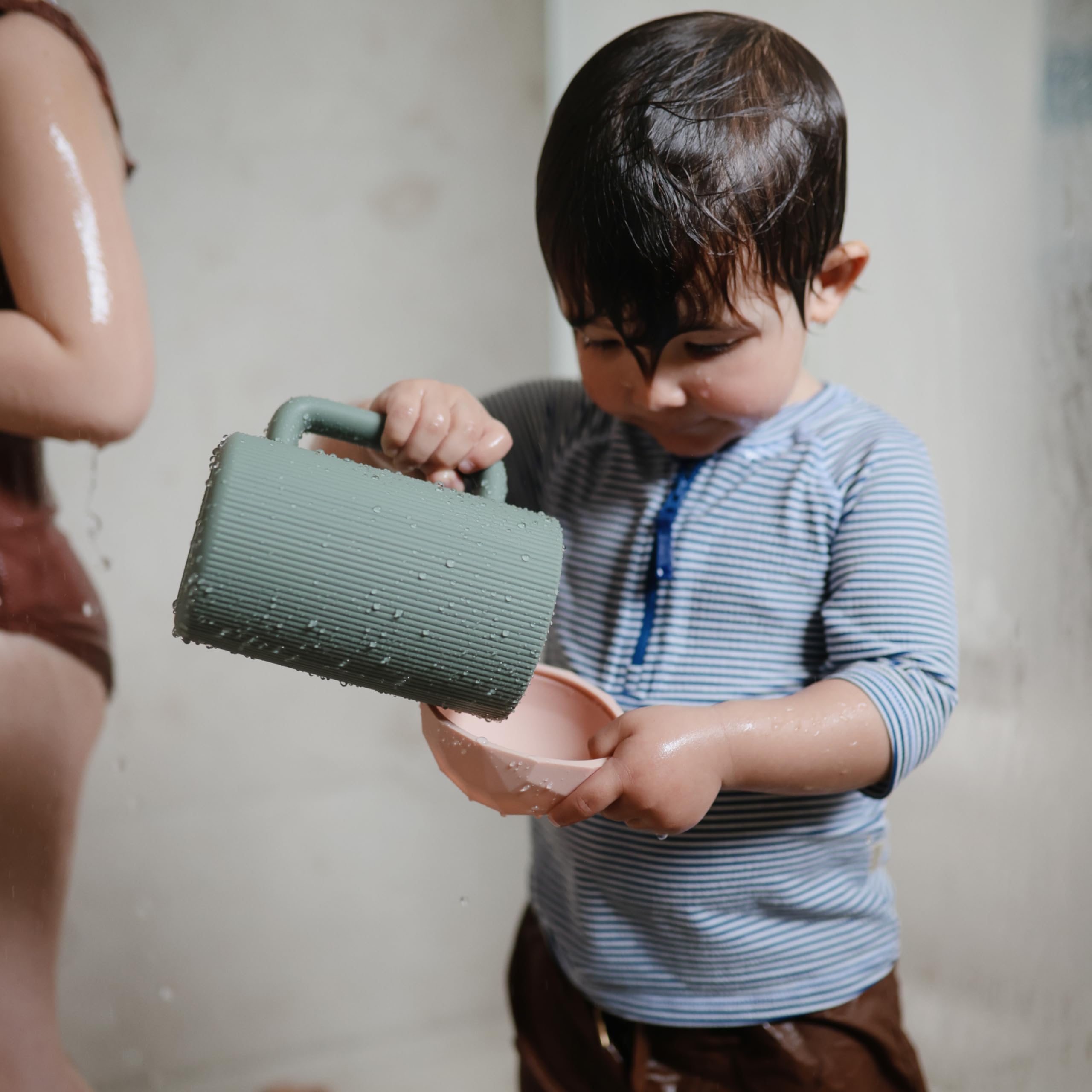 Mushie bath rinse cup in dried thyme color for calm bath moments.