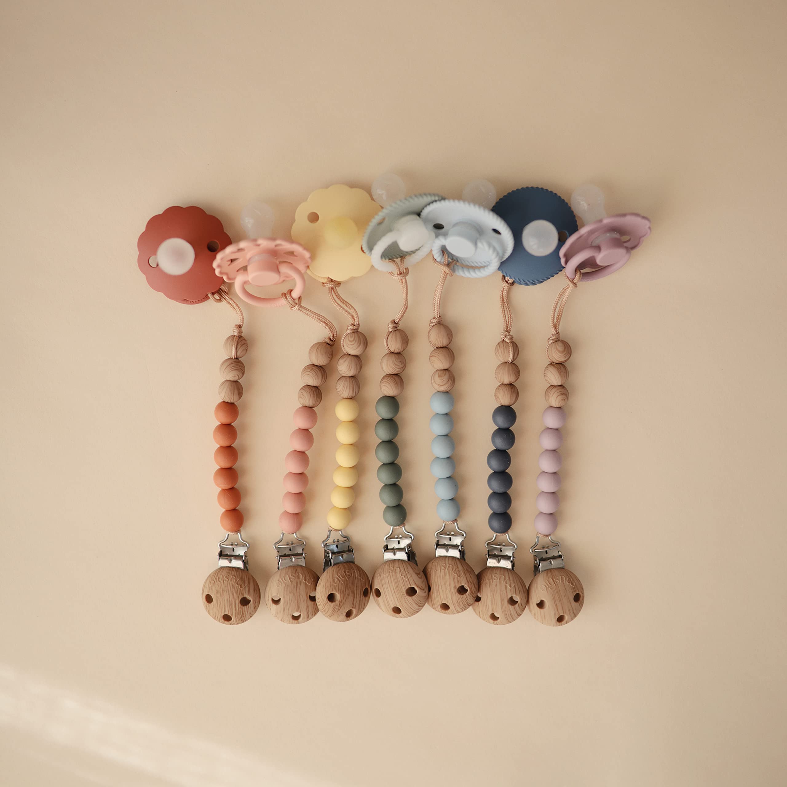 Mushie Eva clip cleaning-friendly design simplifies maintenance after feeding or playtime.