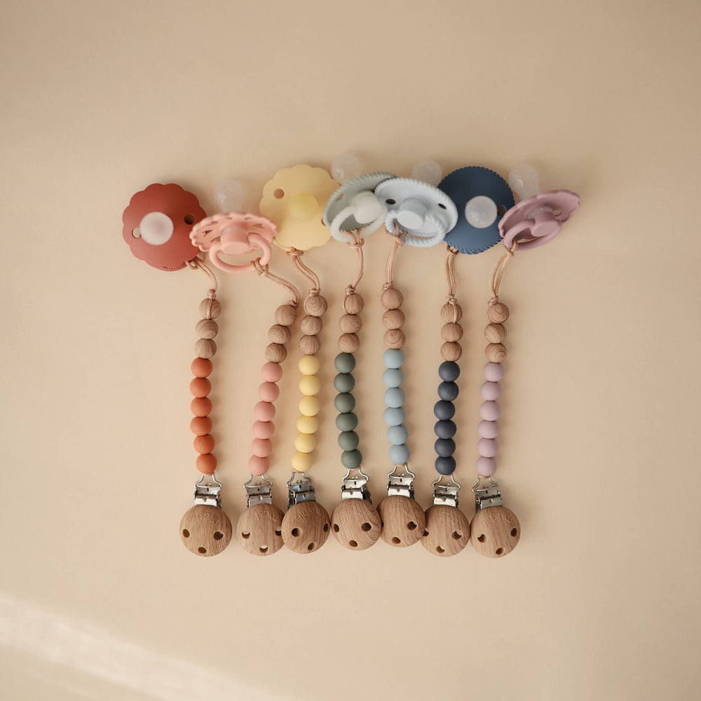 Mushie Eva clip cleaning-friendly design simplifies maintenance after feeding or playtime.
