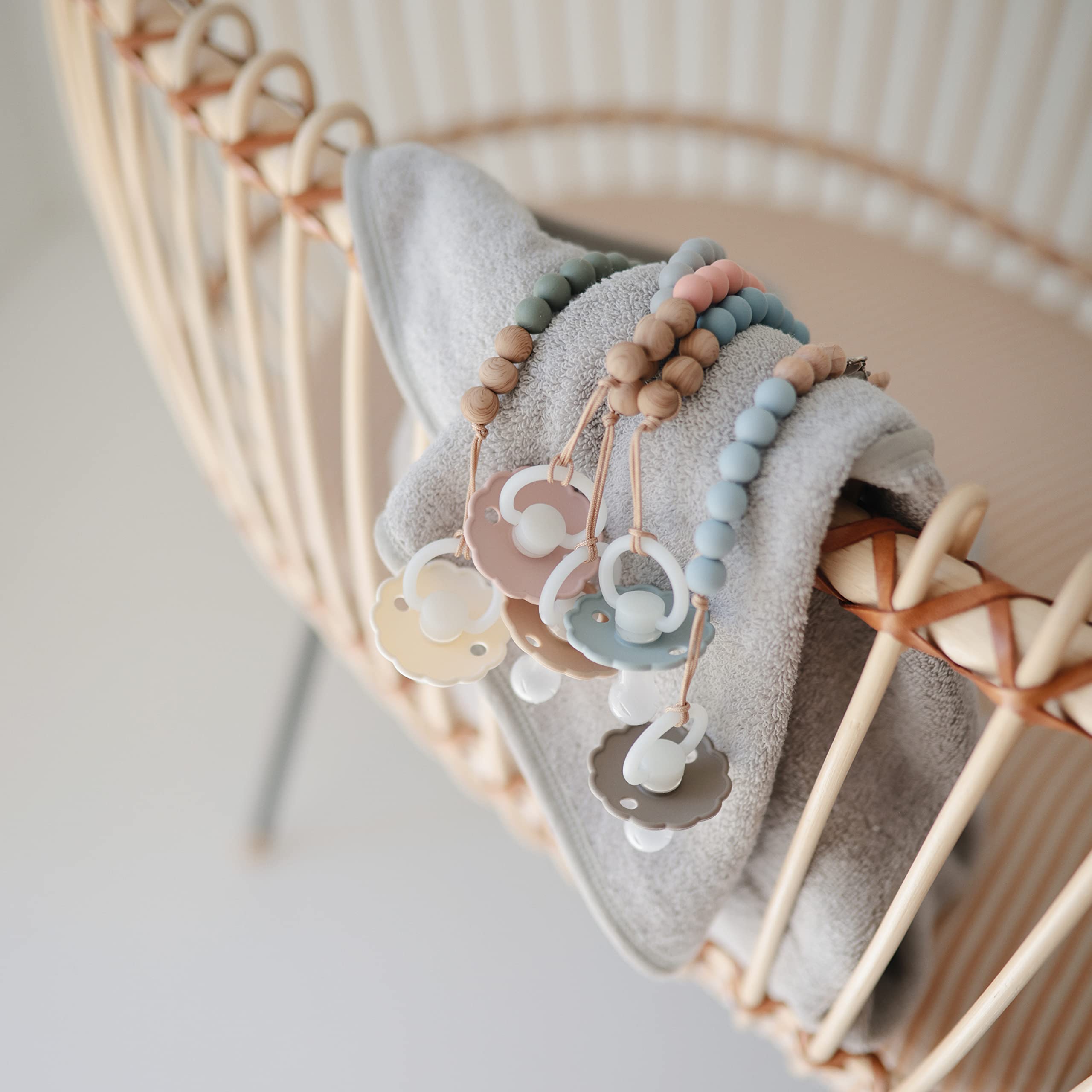 Mushie Eva clip features a screw-free clasp for quick use.