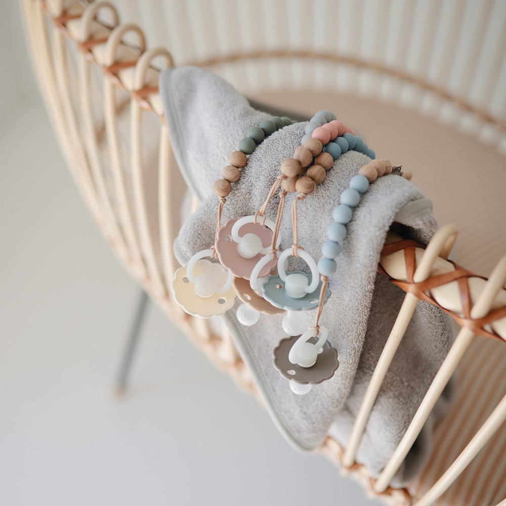 Mushie Eva clip features a screw-free clasp for quick use.