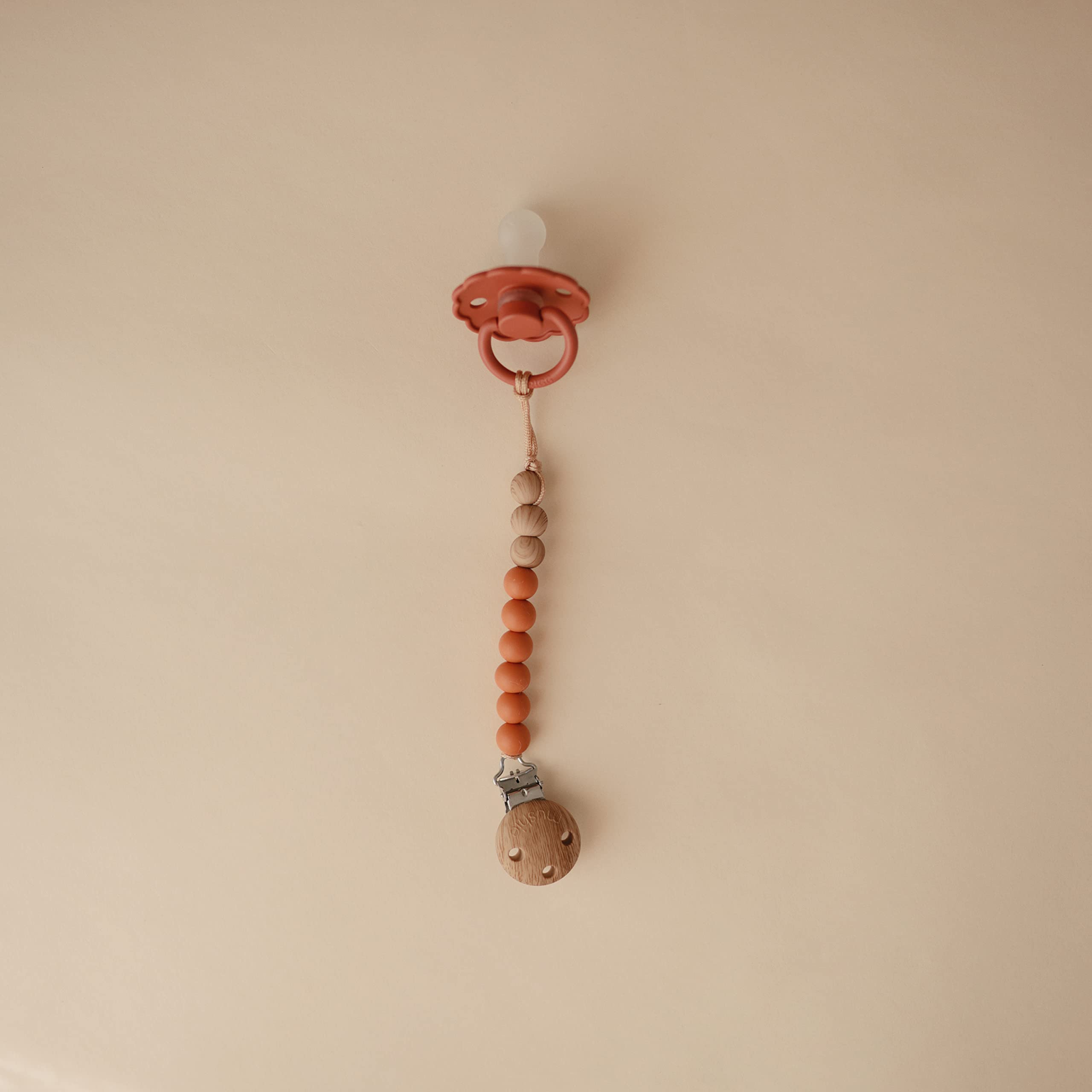 Mushie Eva clip silicone clasp demonstrates screw-free design for quick, secure attachment.