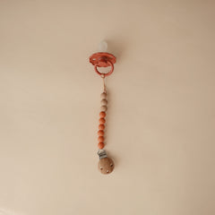 Mushie Eva clip silicone clasp demonstrates screw-free design for quick, secure attachment.