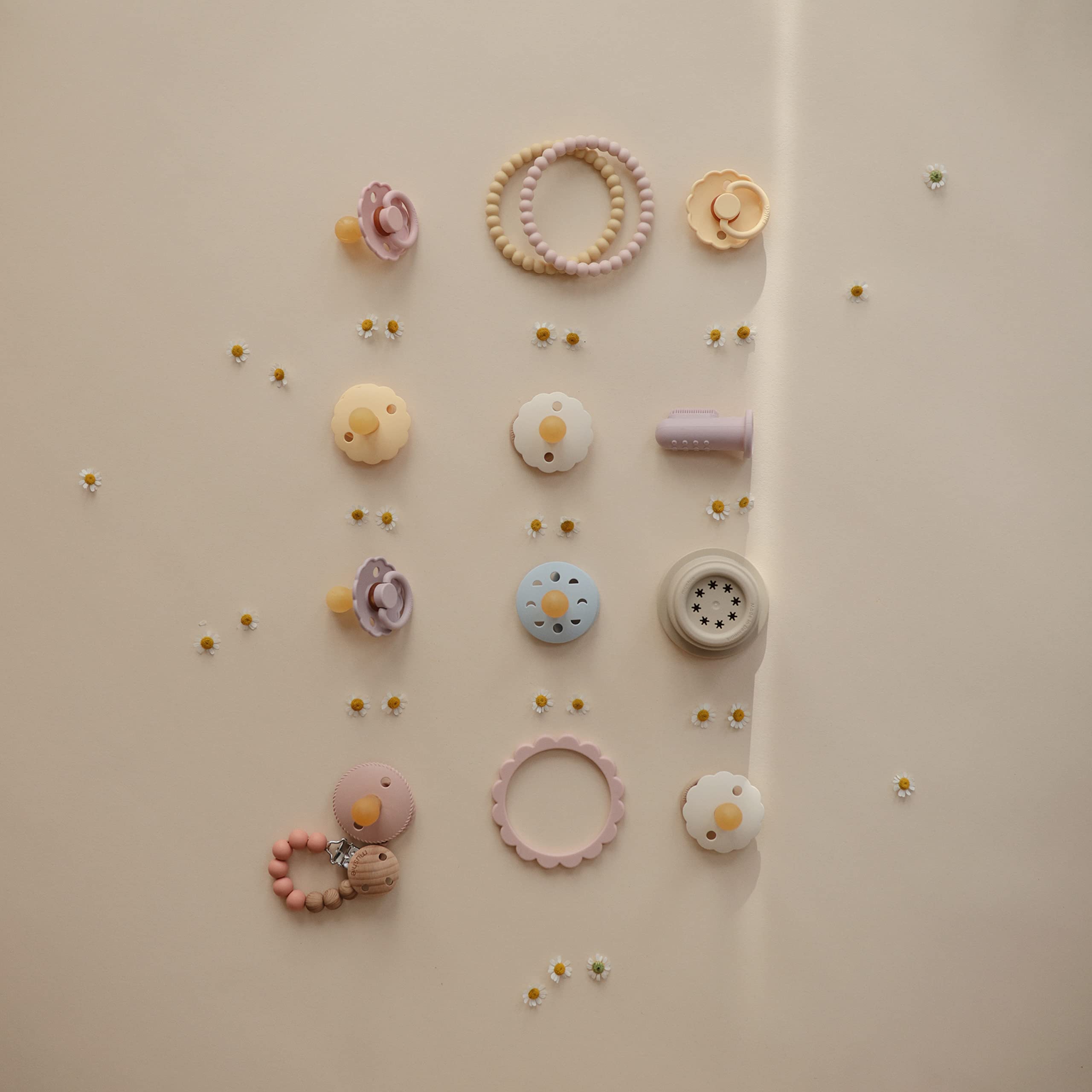 Mushie Eva easy-cleaning clip supports quick cleanup after snack time.