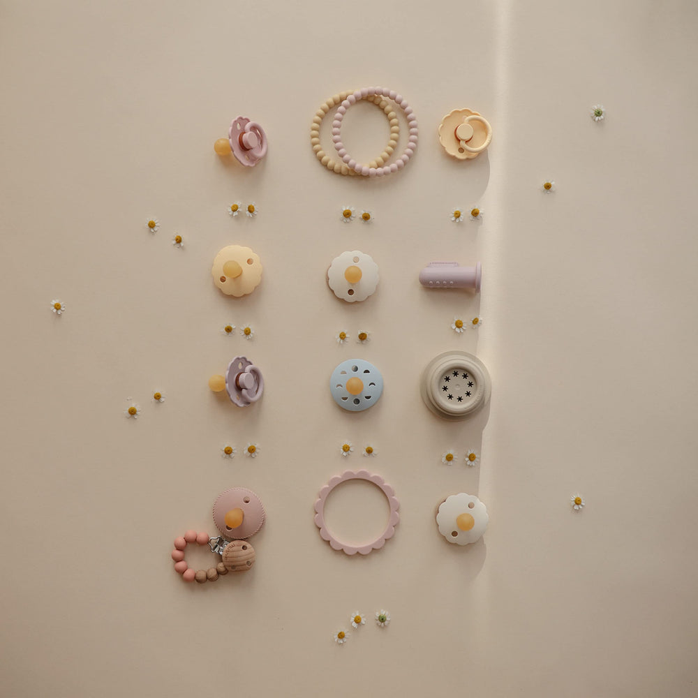 Mushie Eva easy-cleaning clip supports quick cleanup after snack time.