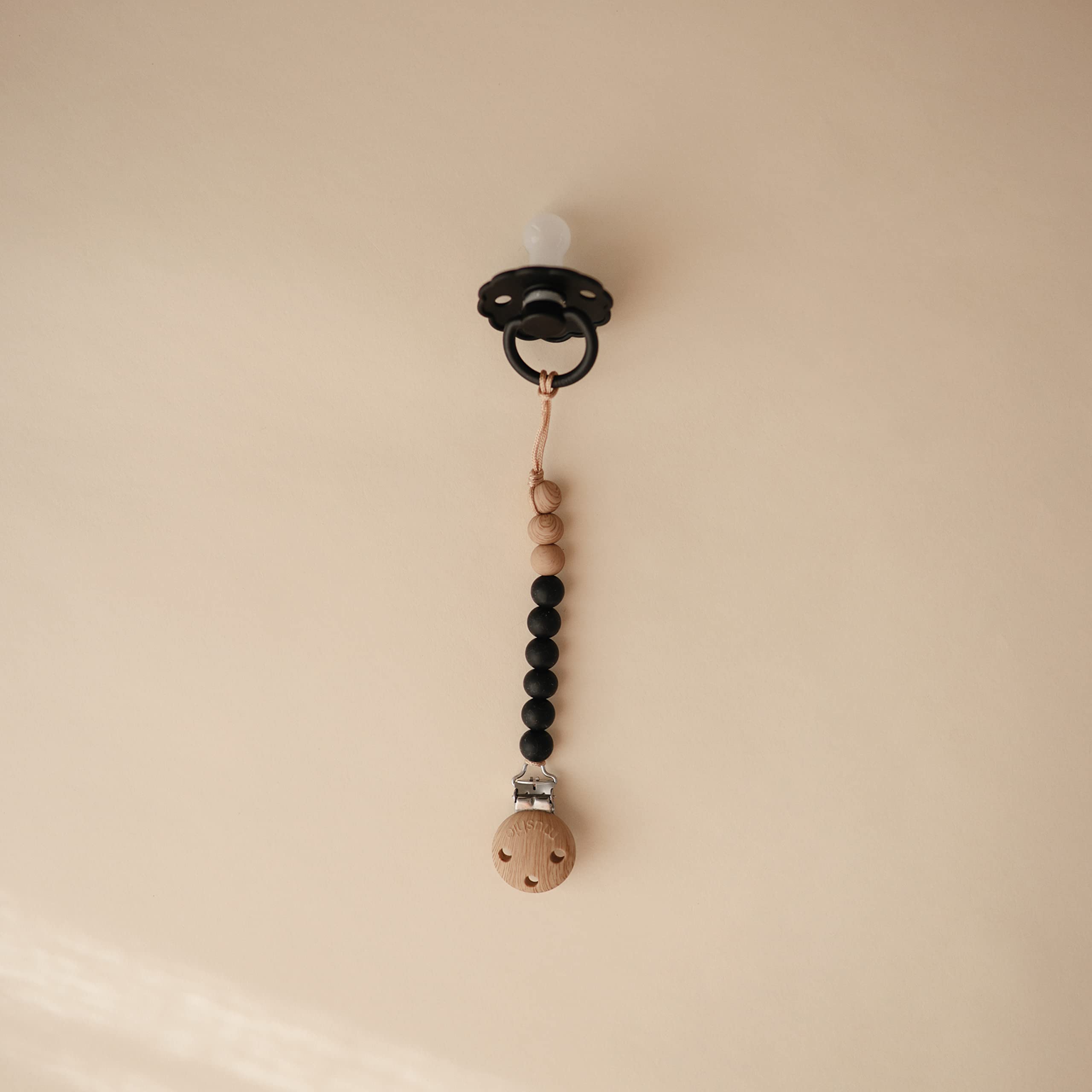 Mushie Eva molded silicone clasp provides screwless ease for quick attachment.
