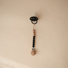 Mushie Eva molded silicone clasp provides screwless ease for quick attachment.