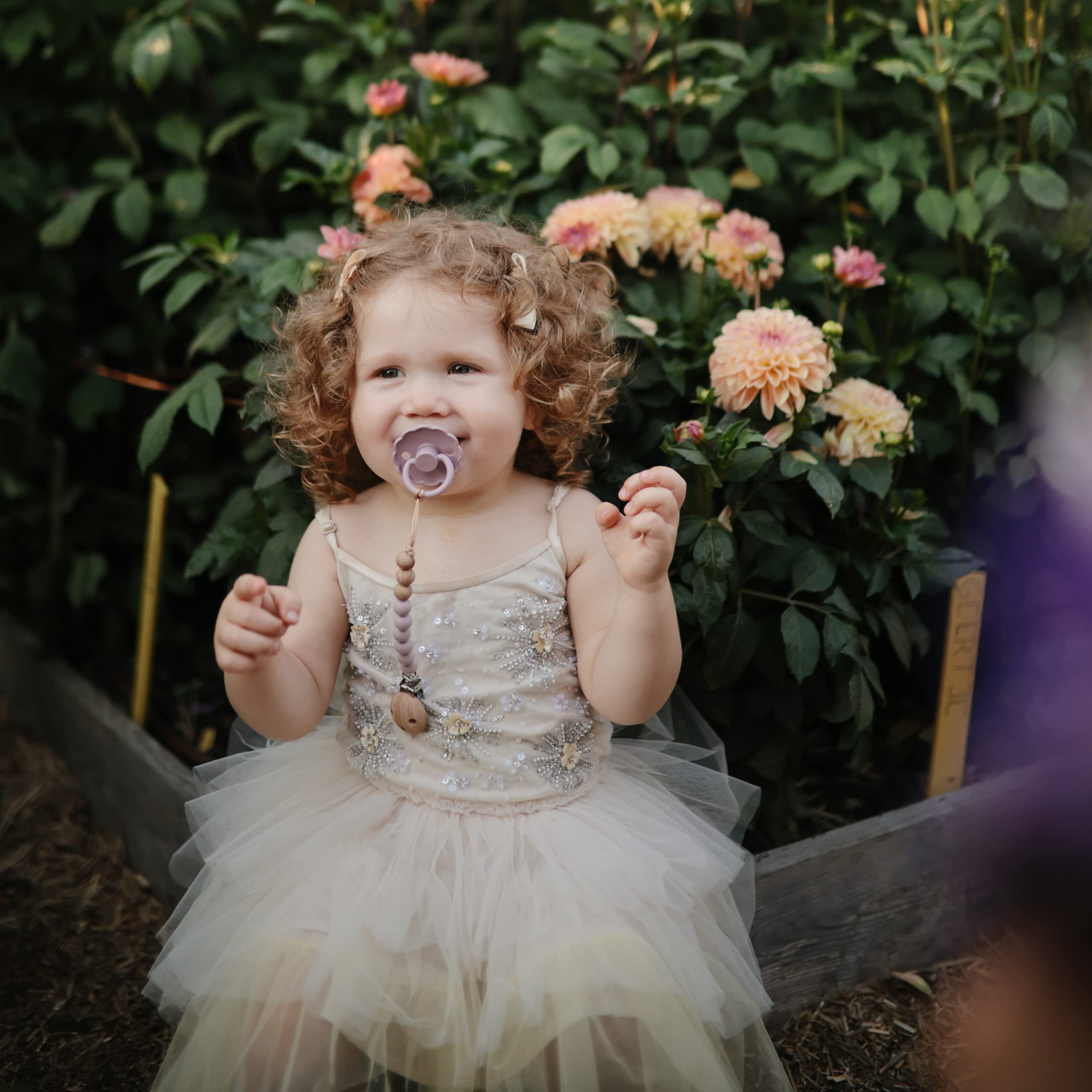 Mushie Eva mauve clip close-up emphasizes stylish design and gentle grip.