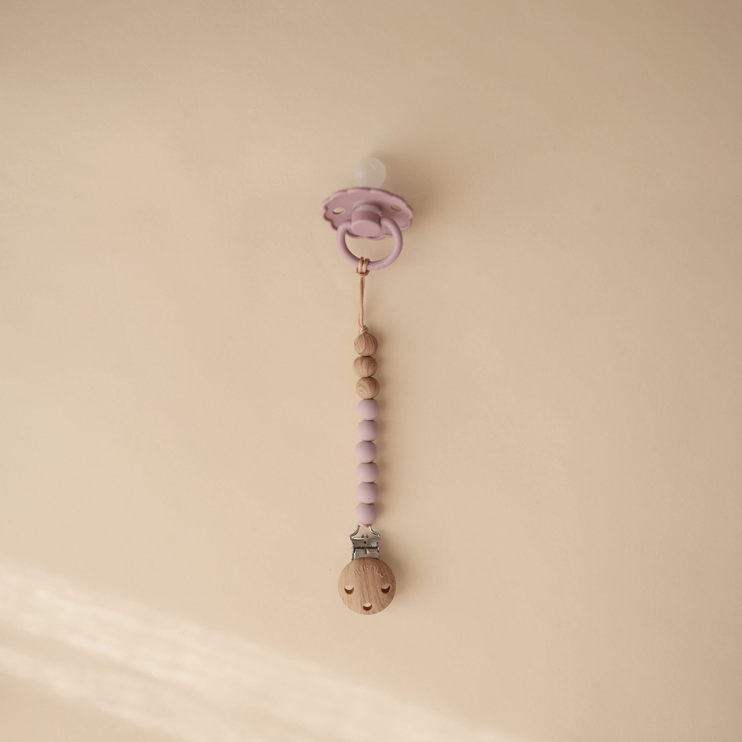 Mushie Eva screwless clasp design highlight for easy, secure attachment.