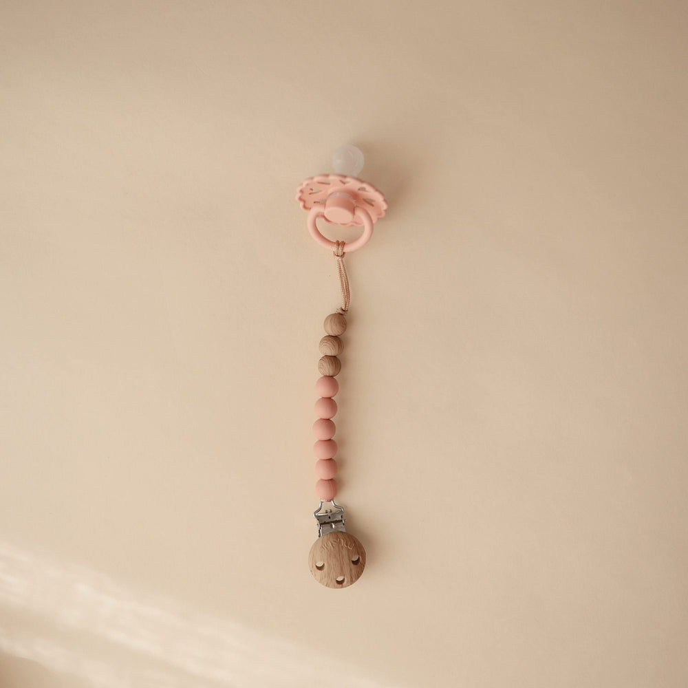 Mushie Eva silicone clasp in powder provides screw-free durability for quick attachment.