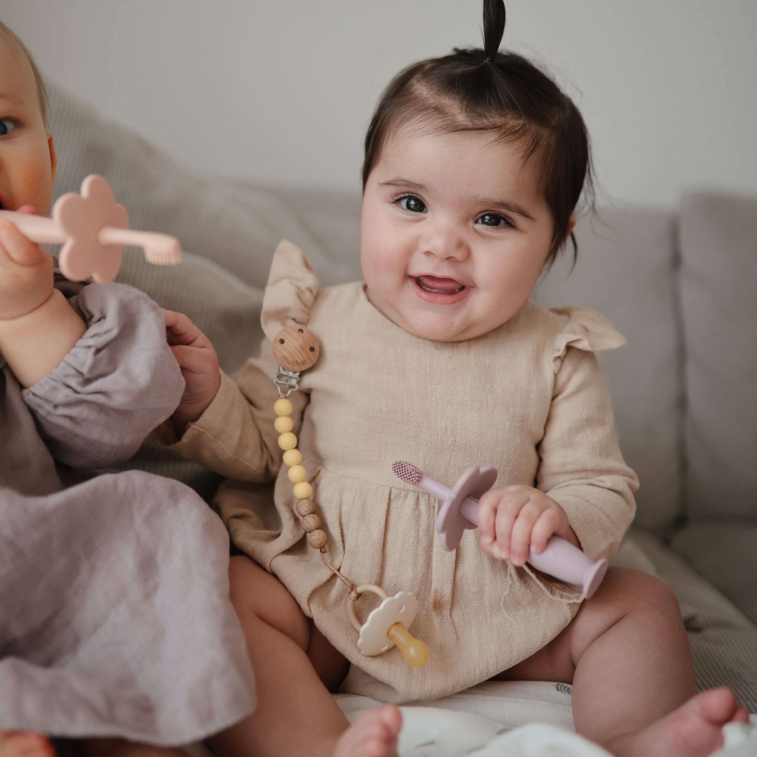 8-inch Mushie Eva clip length offers versatile attachment on strollers and carriers