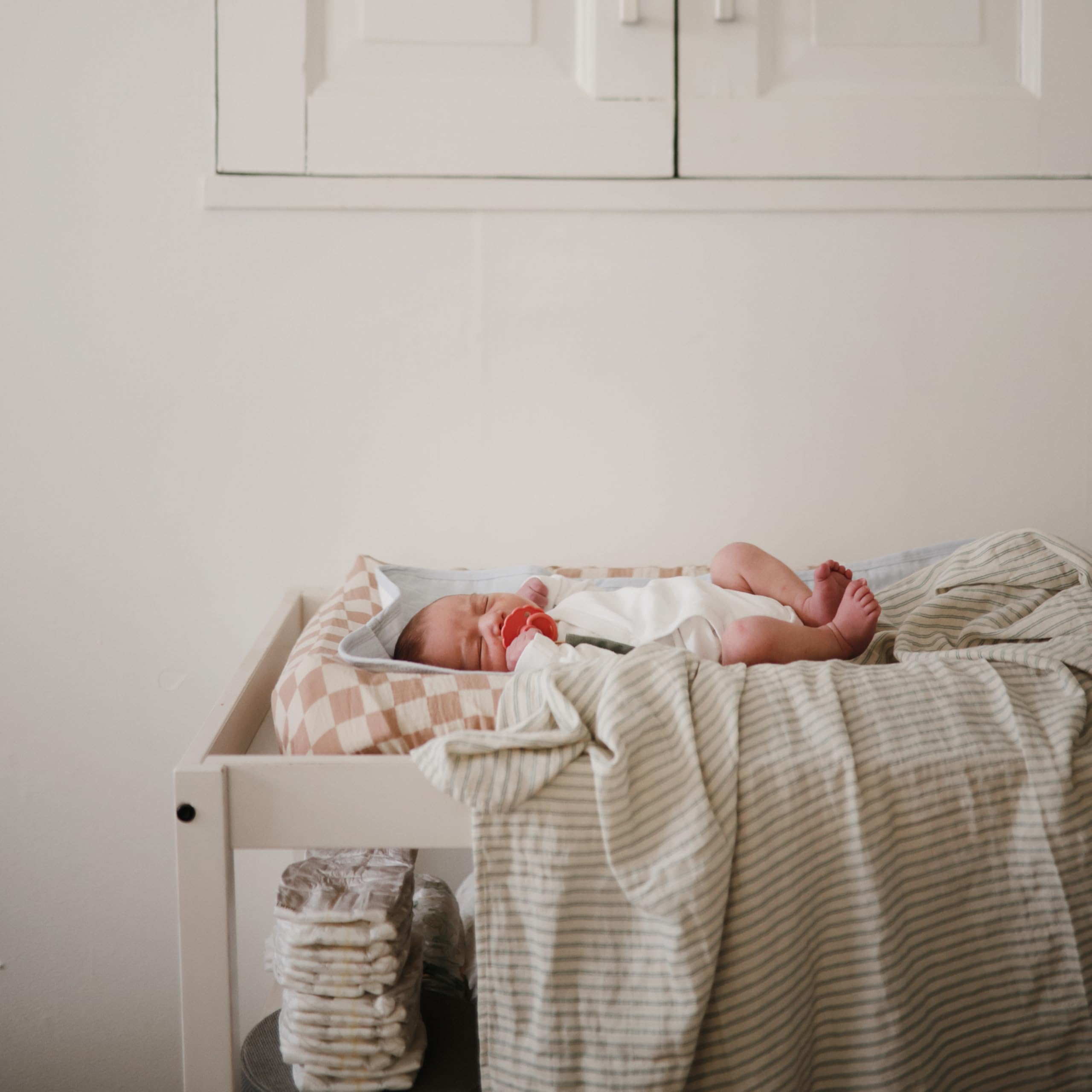 Mushie elastic edge ensures snug fit on standard changing pads