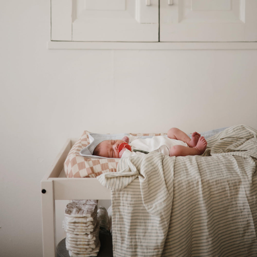 Mushie elastic edge ensures snug fit on standard changing pads