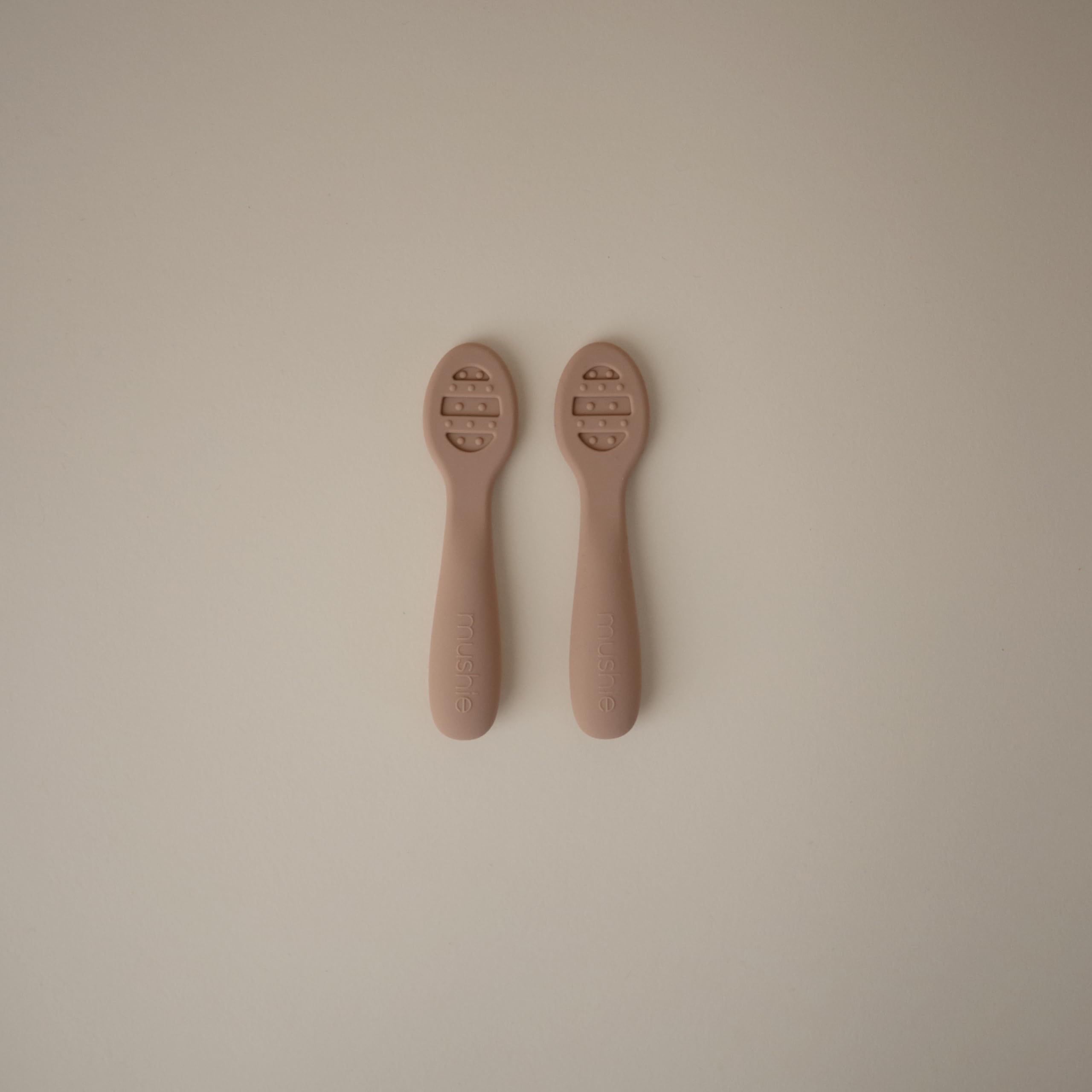 Spoon with sensory dots provides teething-friendly texture guidance.