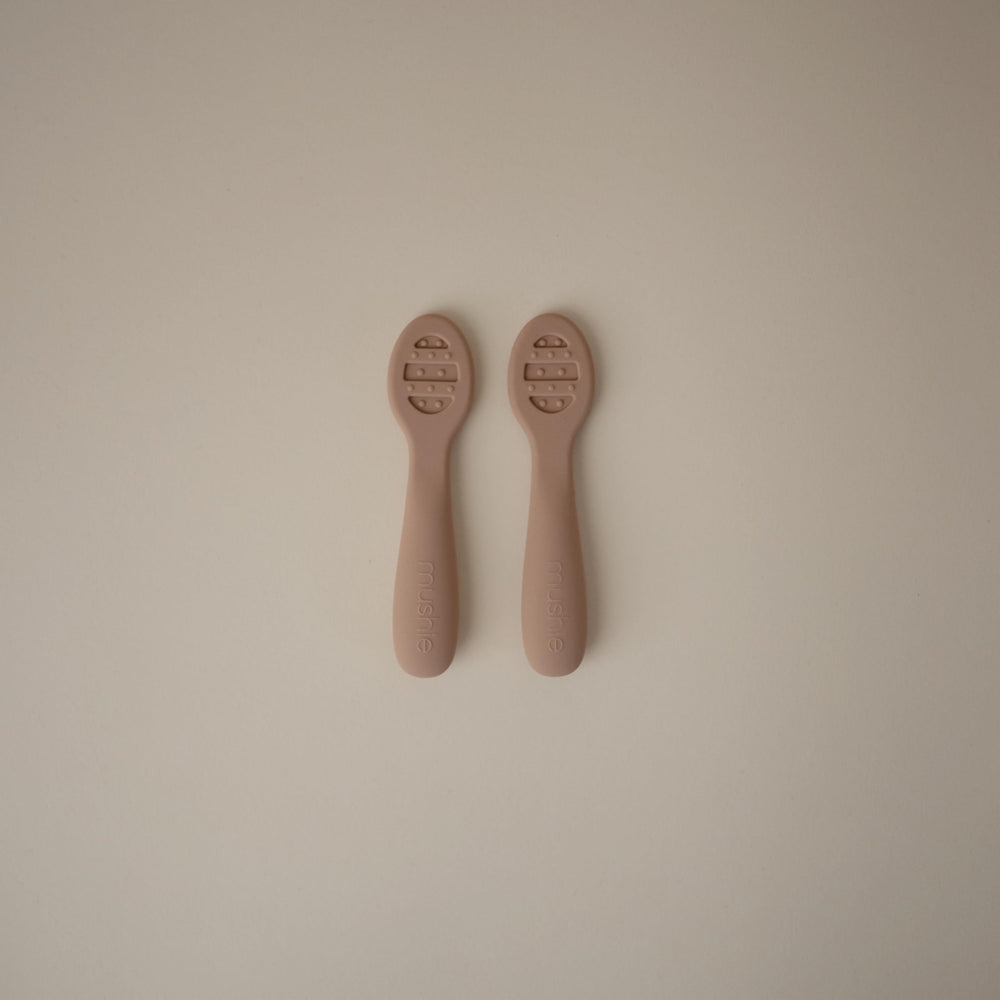 Spoon with sensory dots provides teething-friendly texture guidance.