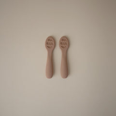 Spoon with sensory dots provides teething-friendly texture guidance.
