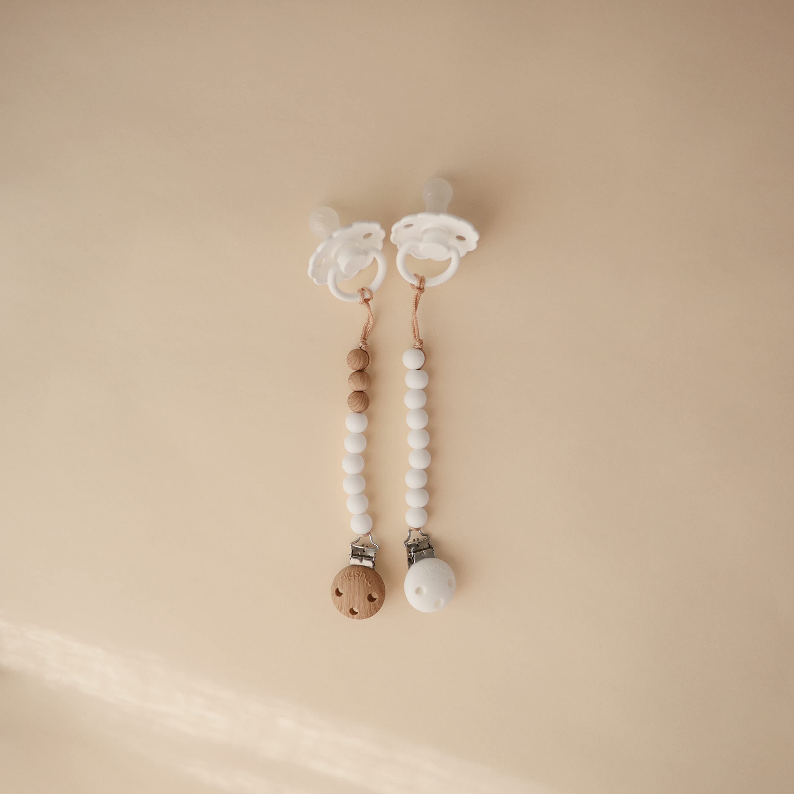 Mushie Hera clip features a screw-free, molded clasp for safe, simple use.