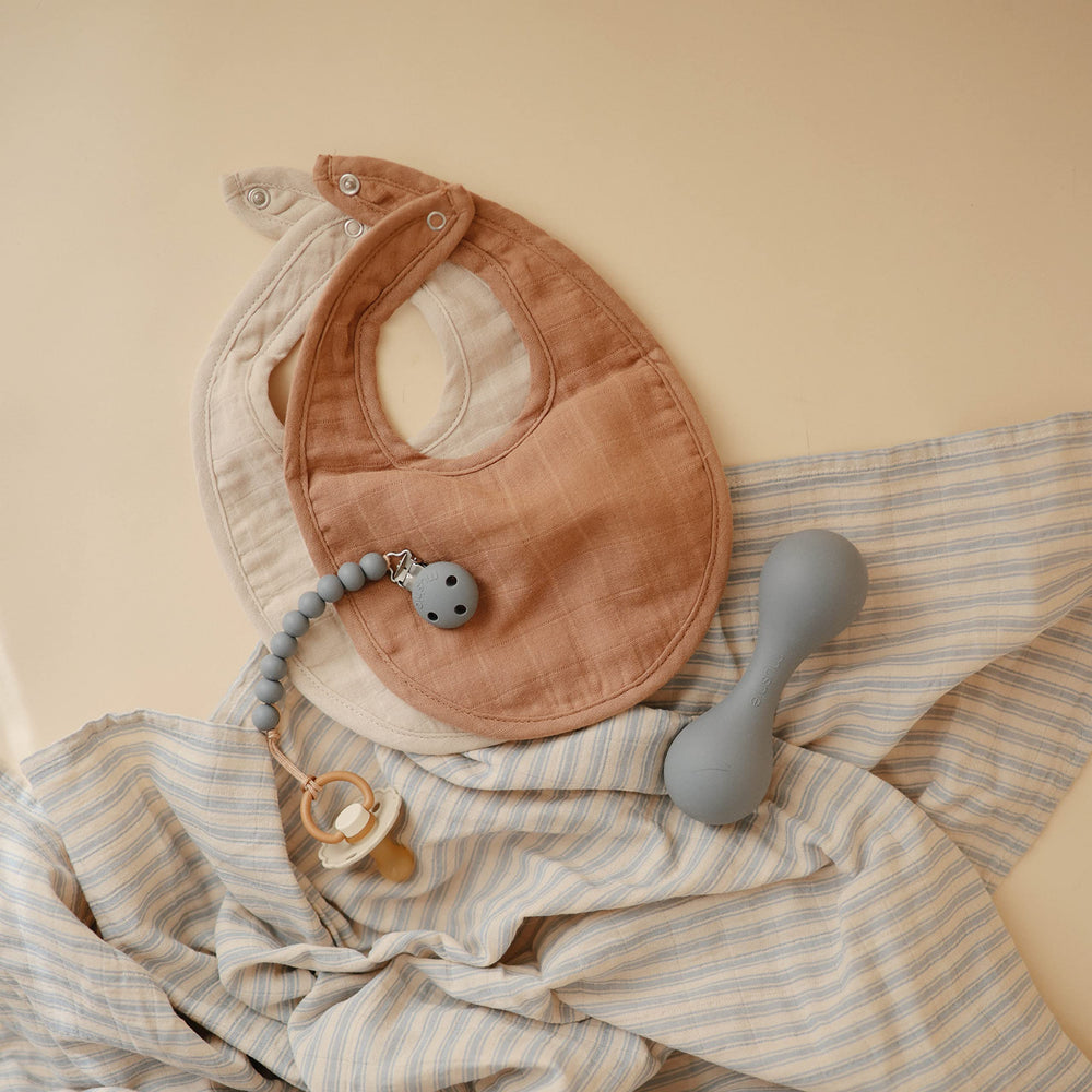 Mushie muslin bib easy-care wash at 30°C keeps colors bright.