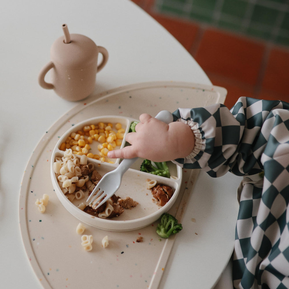 Mushie removable lid enables tidy sips and spill control.