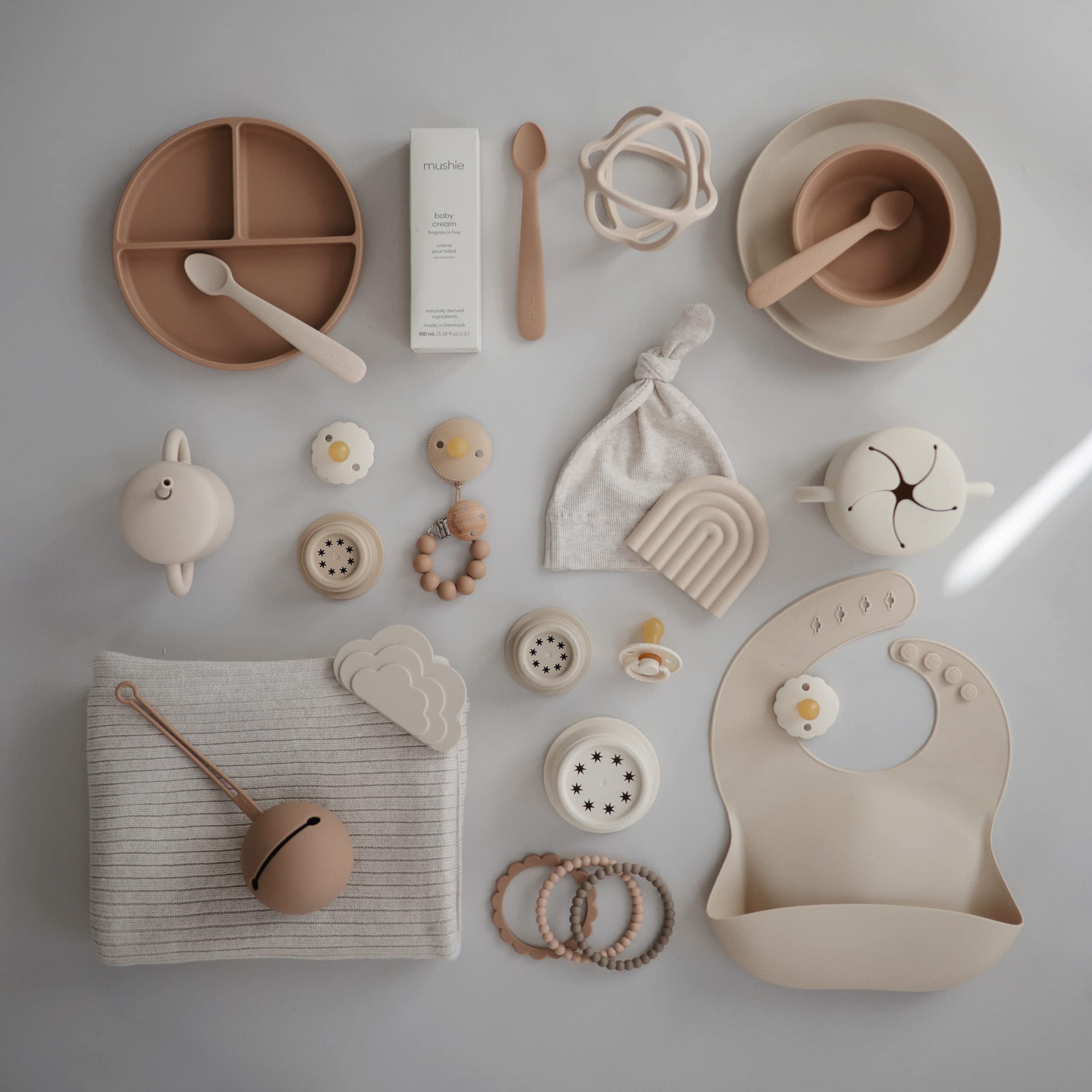 Mushie two-plate set in vanilla, makes family mealtime easier.