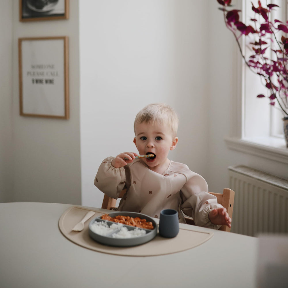 Spoons feature sensory dots to soothe teething gums during meals.