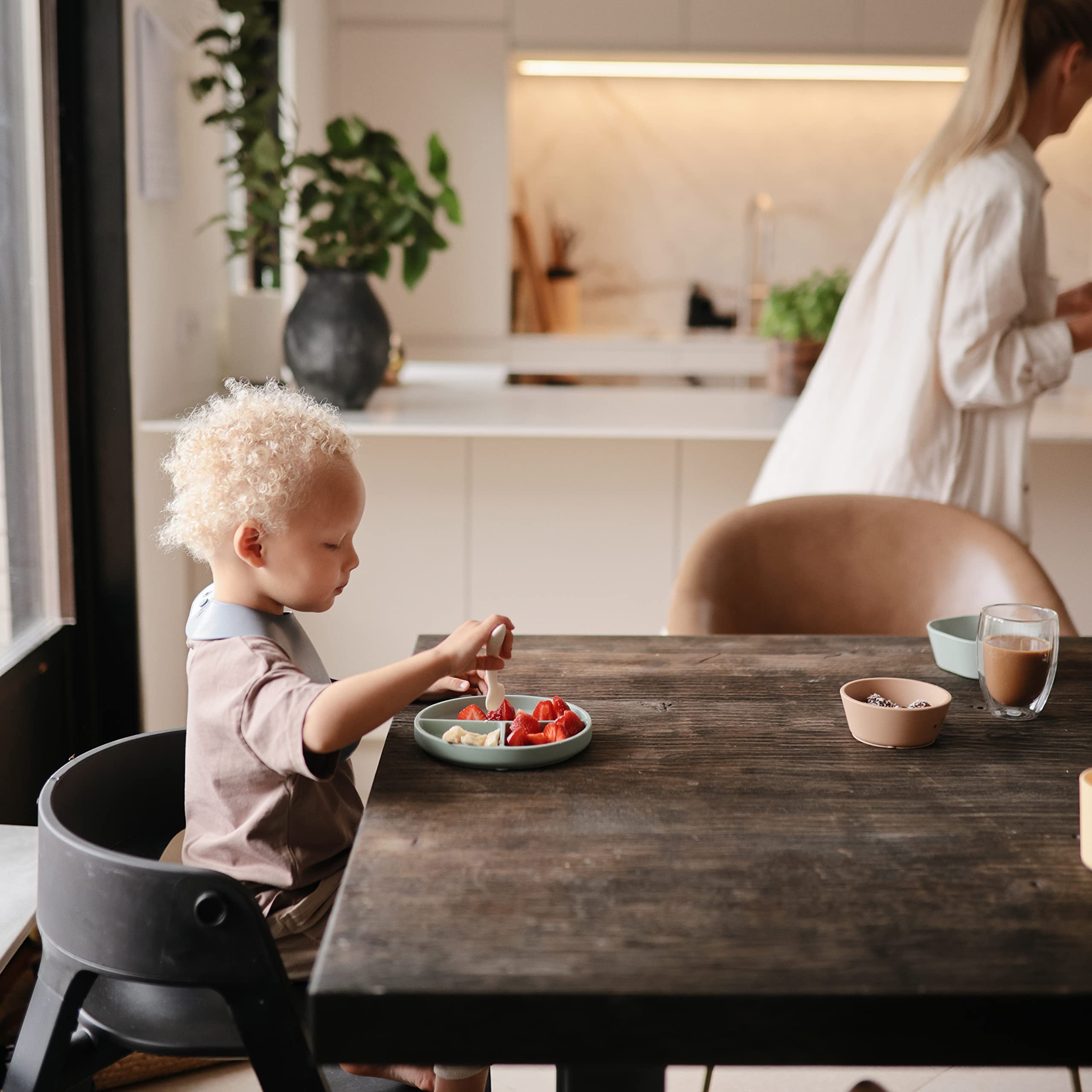 mushie silicone bib easy-clean surface resists stains for quick wipe-down after meals.