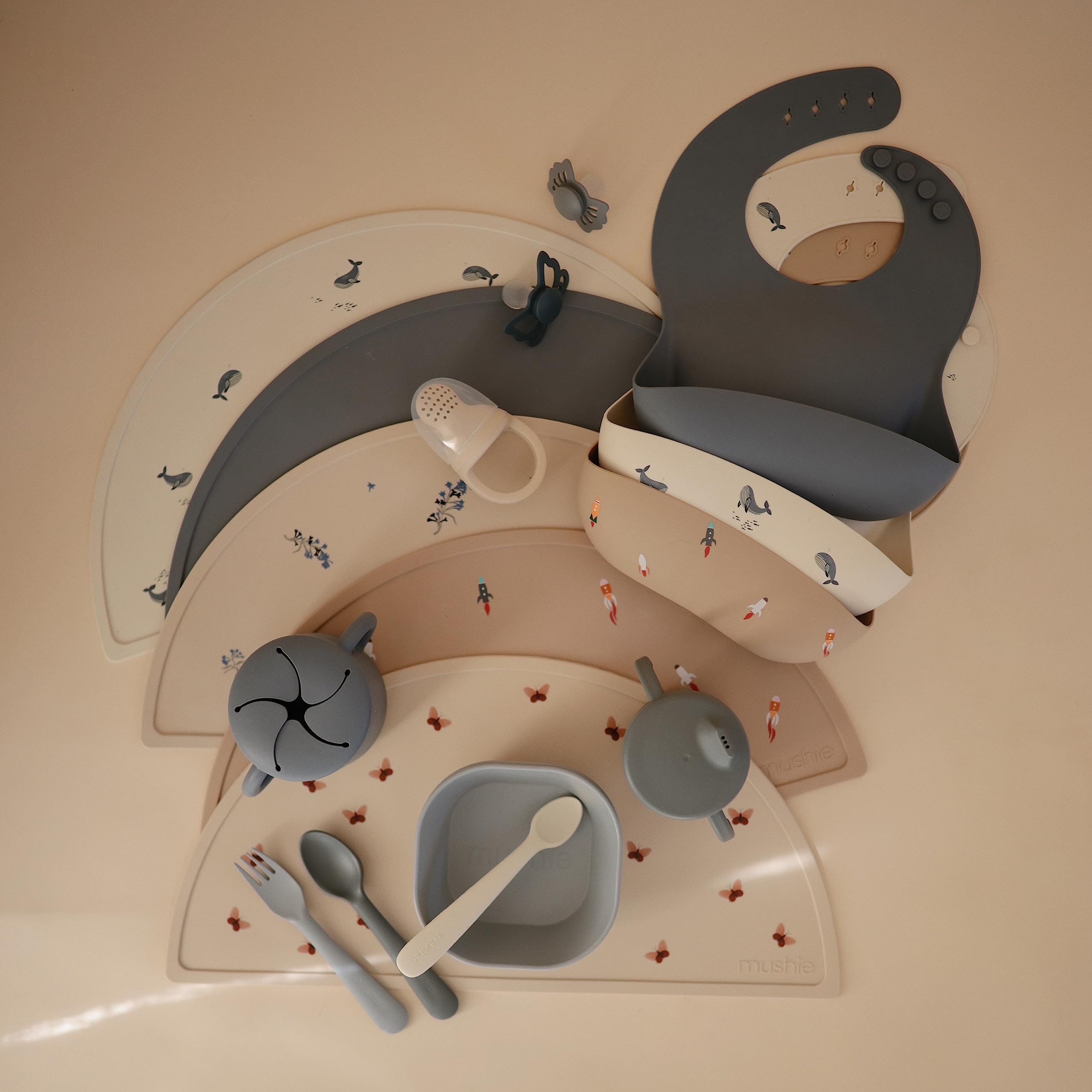 Mushie bib is easy to clean and air dries quickly after use.