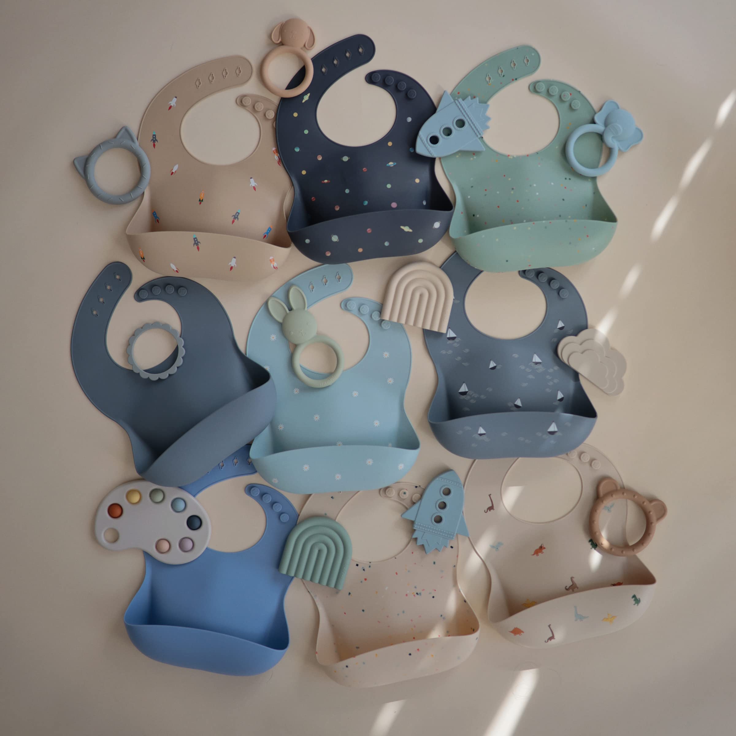 mushie silicone baby bib neck-fasteners guide secure, comfy fit.
