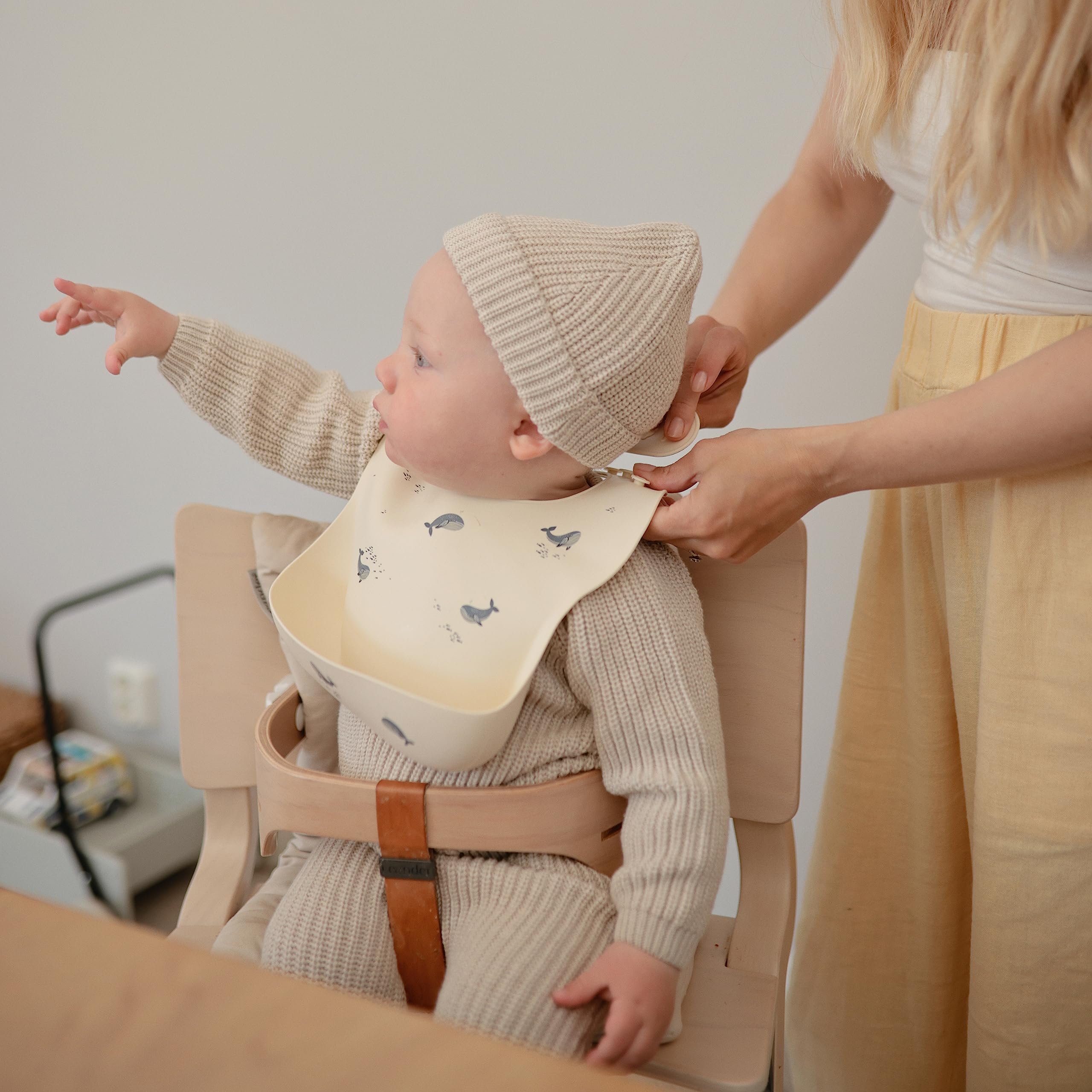 Mushie waterproof bib resists stains and wipes clean after meals.
