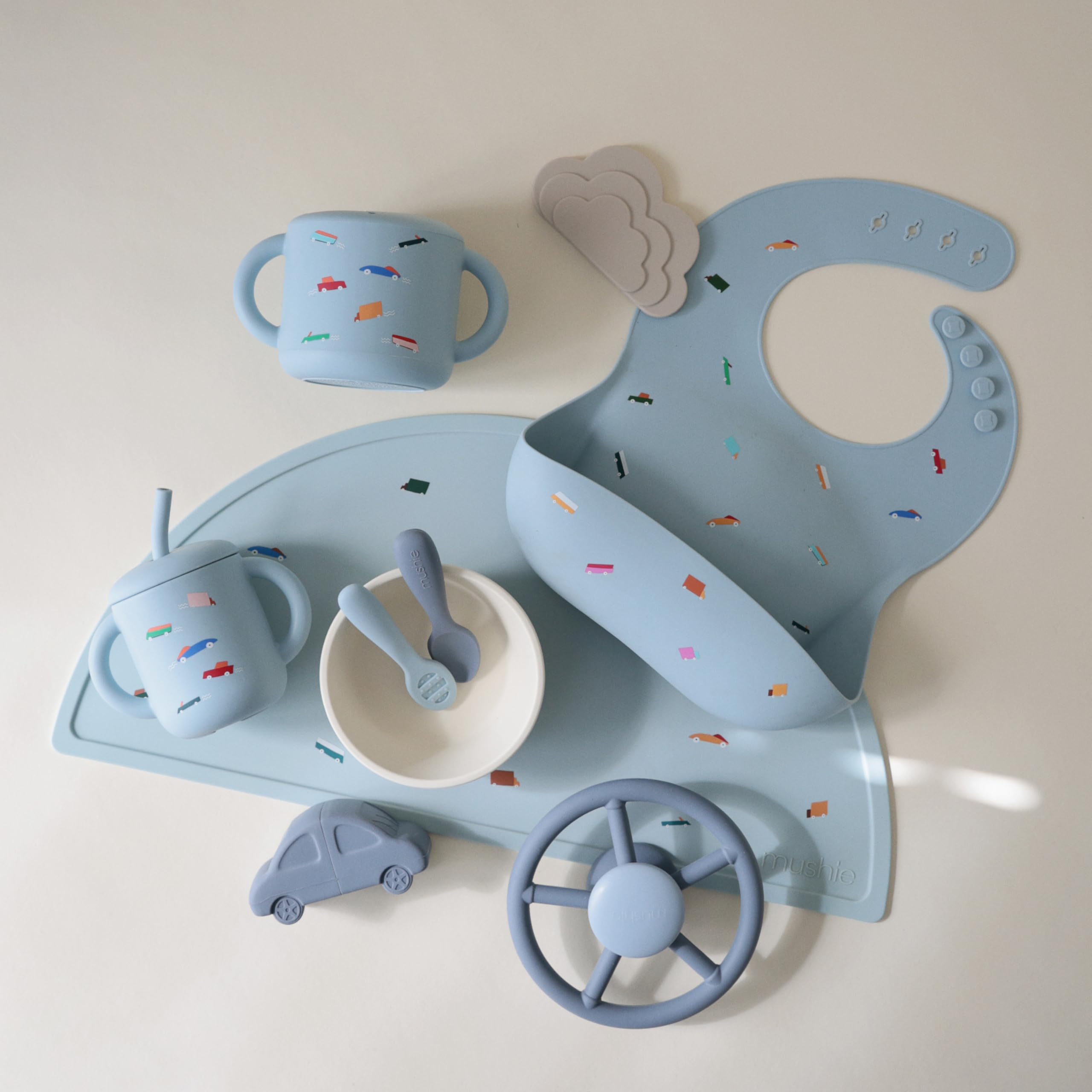 Mushie soft-opening lid lets little hands slide snacks in.