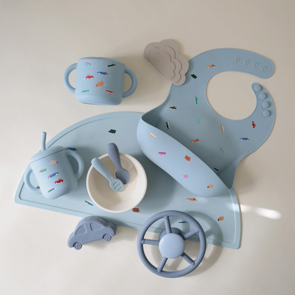 Mushie soft-opening lid lets little hands slide snacks in.