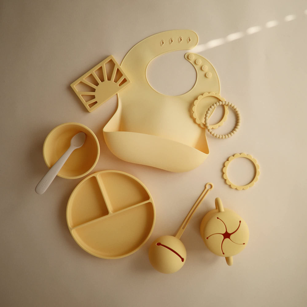 Mushie easy-clean design of the daffodil suction plate