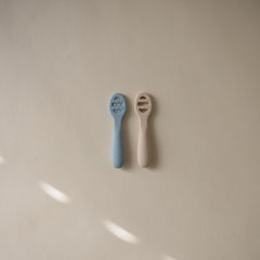 Mushie stage-1 spoon solid surface supports thin purees for careful self-feeding sessions.